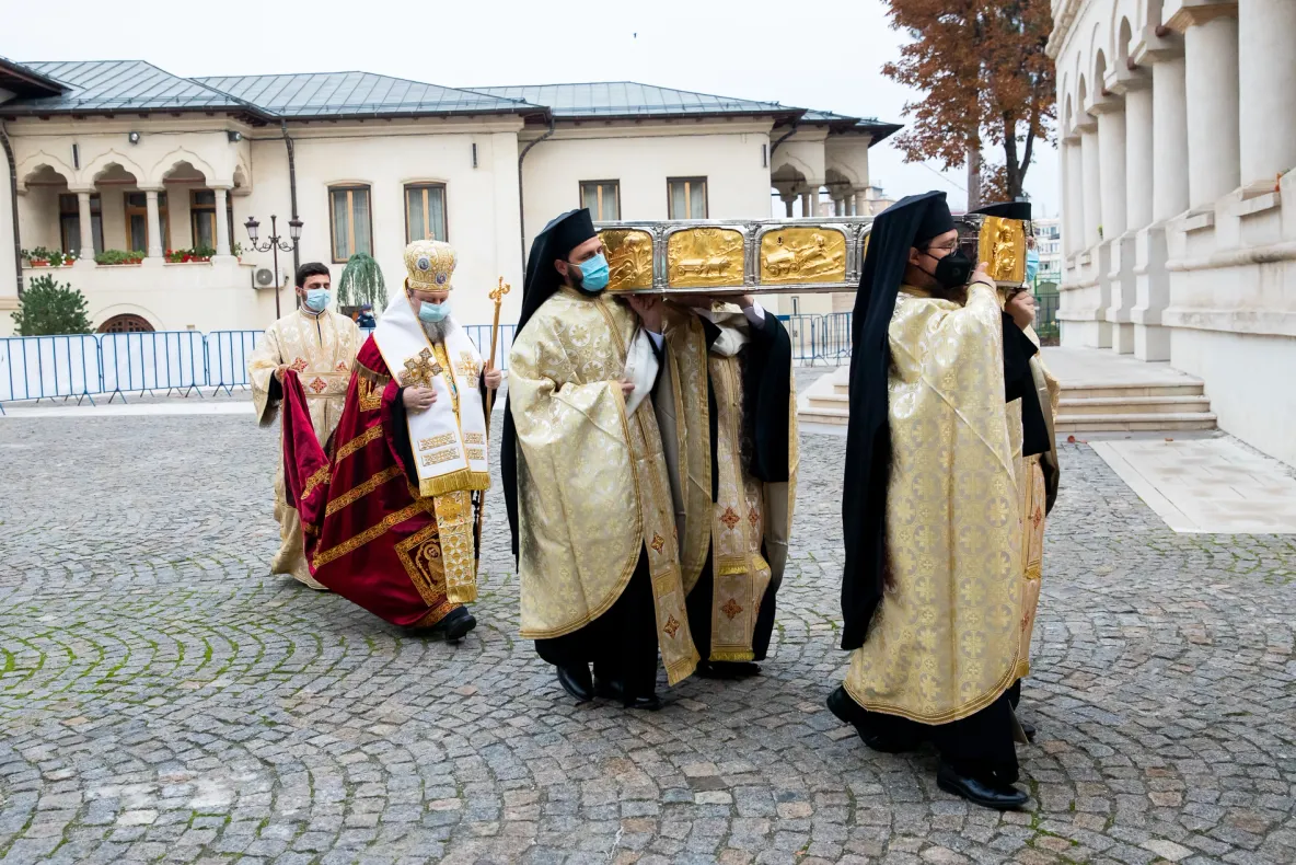 Credincioșii se adună la Catedrala Patriarhală. Bucureștiul sărbătorește aducerea moaștelor Sfântului Dimitrie cel Nou