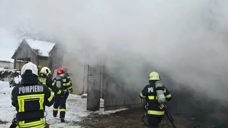 Incendiu la un apartament din Capitală. Un bărbat de 60 de ani, transportat la spital