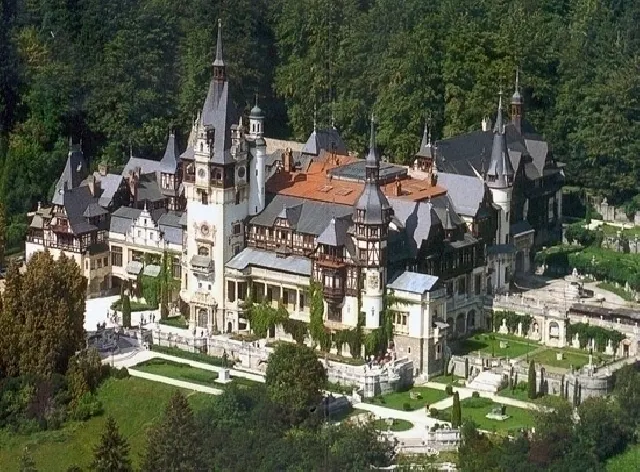 Turiștii nu mai pot intra la Castelul Peleș. Biletele se epuizează rapid