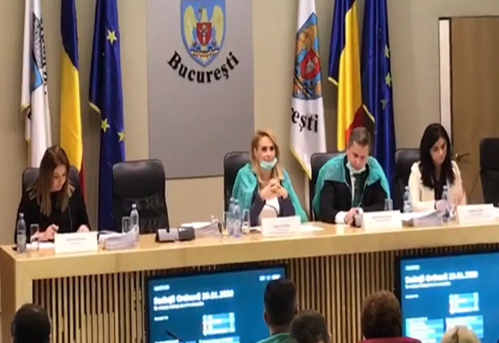 Gabriela Firea a venit cu mască și halat de protecție la sedința CGMB