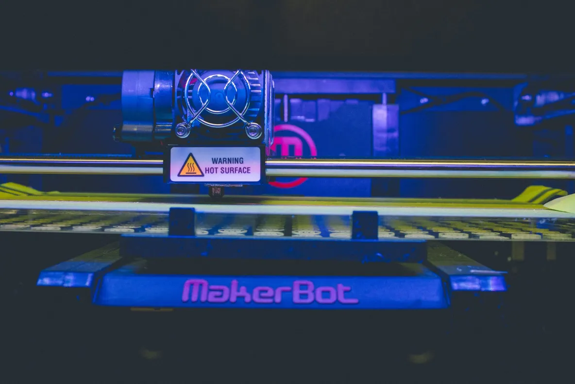 Un laborator din Ilfov printează 3D viziere pentru medici și asistente