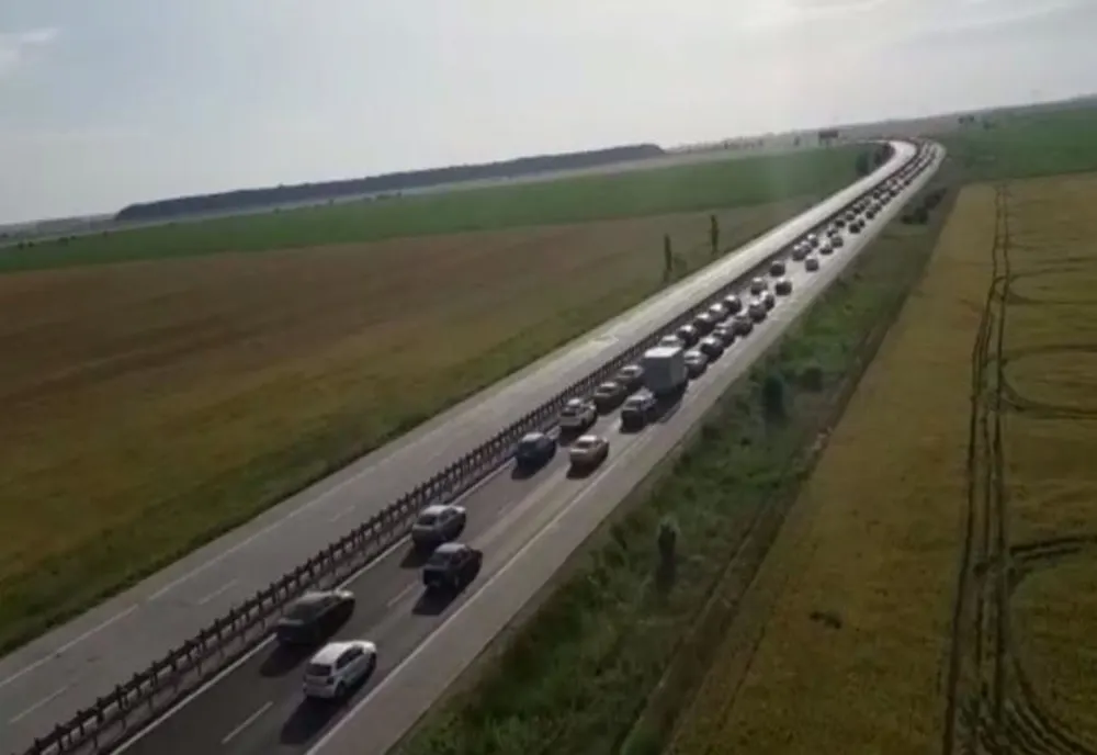 Două TIR-uri s-au ciocnit pe A2 București-Constanța. În urma impactului, unul a luat foc