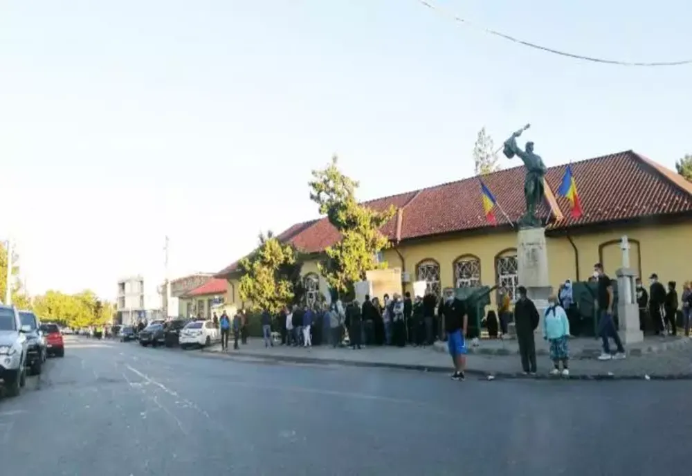 Cozi imense la secțiile de vot din Tunari. Sute de oameni stau la rând încă de dimineață 