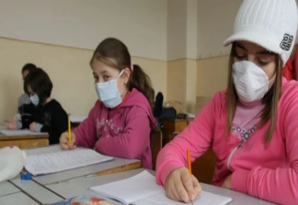 Opt unități școlare din Ilfov funcționează după scenariul roșu   