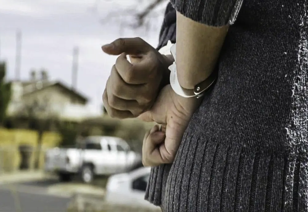 Femeie reţinută în cazul fetiţei de nouă ani care a fost găsită bătută crunt pe o stradă din Voluntari 