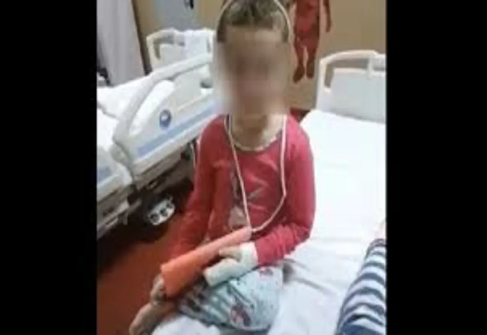 Fetița de 8 ani bătută de mamă a primit cadouri de la polițiști de ziua ei 