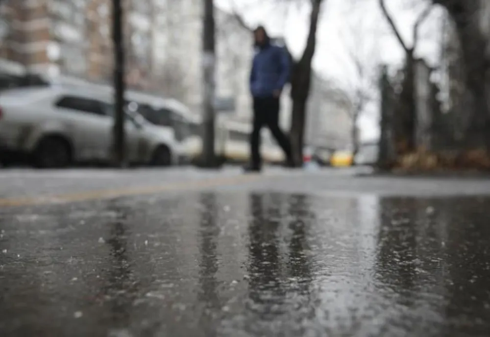 ALERTĂ meteo - Cod galben de ploaie, burniță și POLEI în București și în alte cinci județe până la noapte