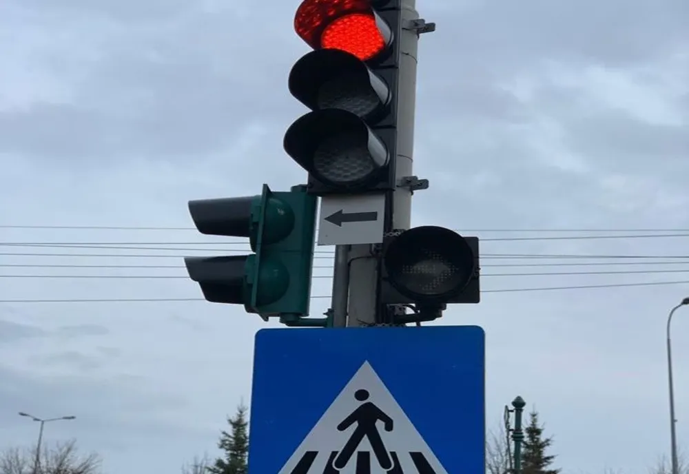Pietonii ar putea fi amendați dacă se uită în telefon când traversează strada