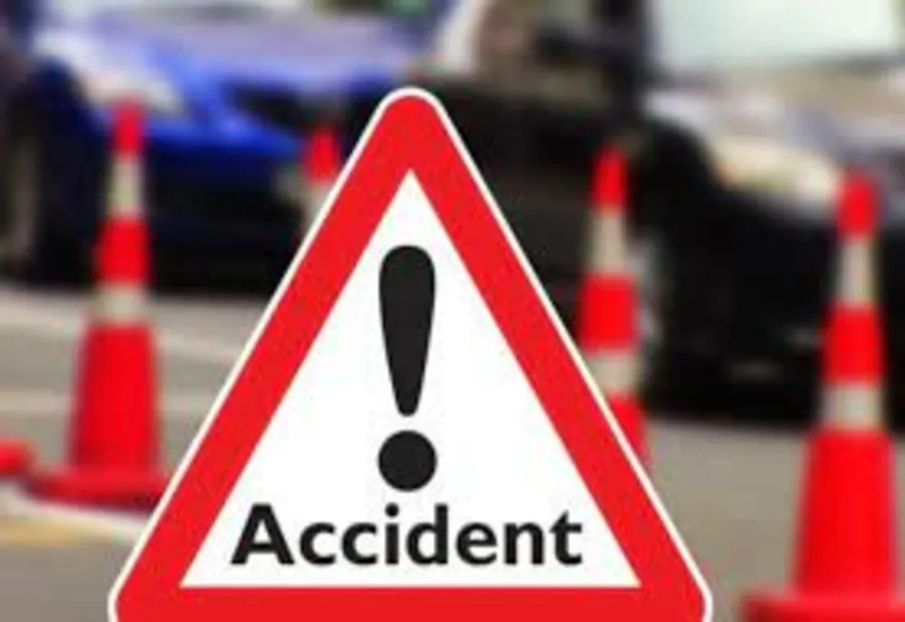Autoturism răsturnat în afara părţii carosabile, la Ciolpani. O persoană a decedat iar alte trei au avut nevoie de îngrijiri medicale