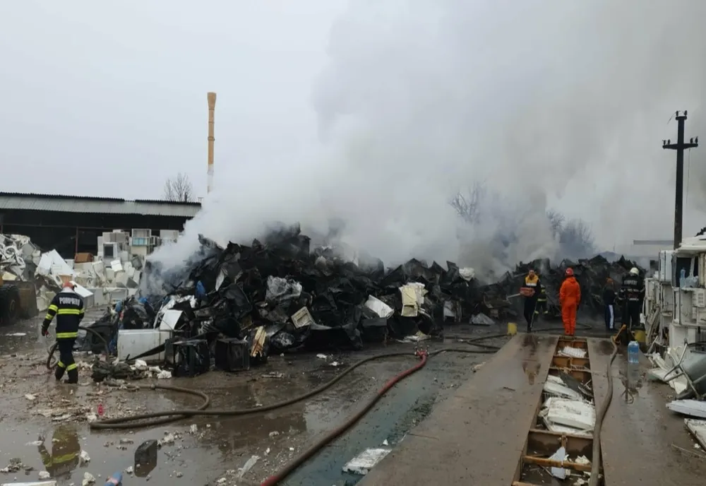 Incendiul de la Popeşti-Leordeni a fost localizat şi este pe cale să fie lichidat