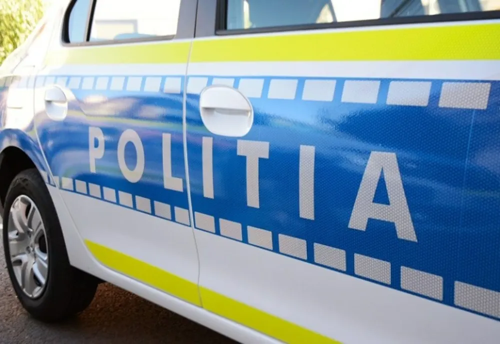 Buftea. Bărbat încătuşat după ce a dat muzica la maxim şi i-a ameninţat pe poliţişti