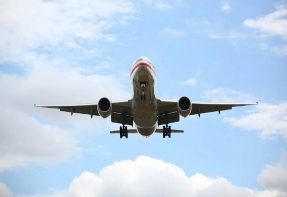 Aterizare de urgență pe Aeroportul Otopeni. Un pasager ar fi murit la bordul avionului în timpul zborului