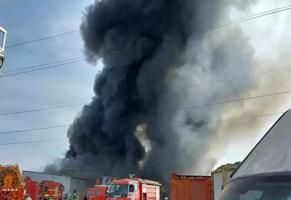 Ilfov. Incendiu violent în Voluntari, la un depozit