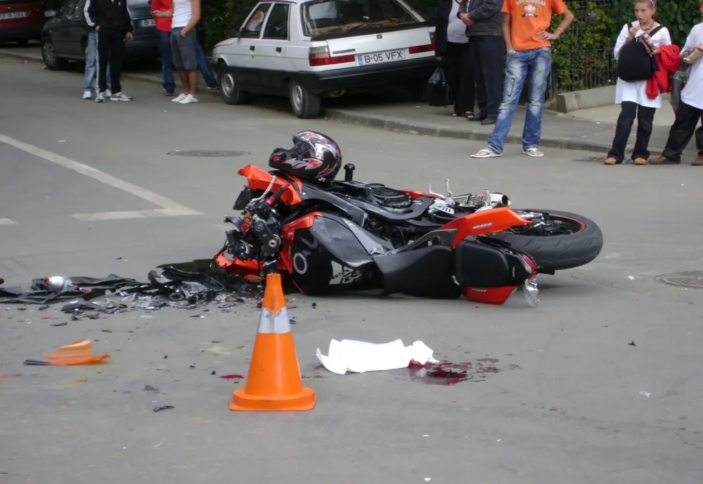 Accident pe DNCB, la Otopeni. Un motociclist a fost transportat la spital, traficul  a fost restricţionat