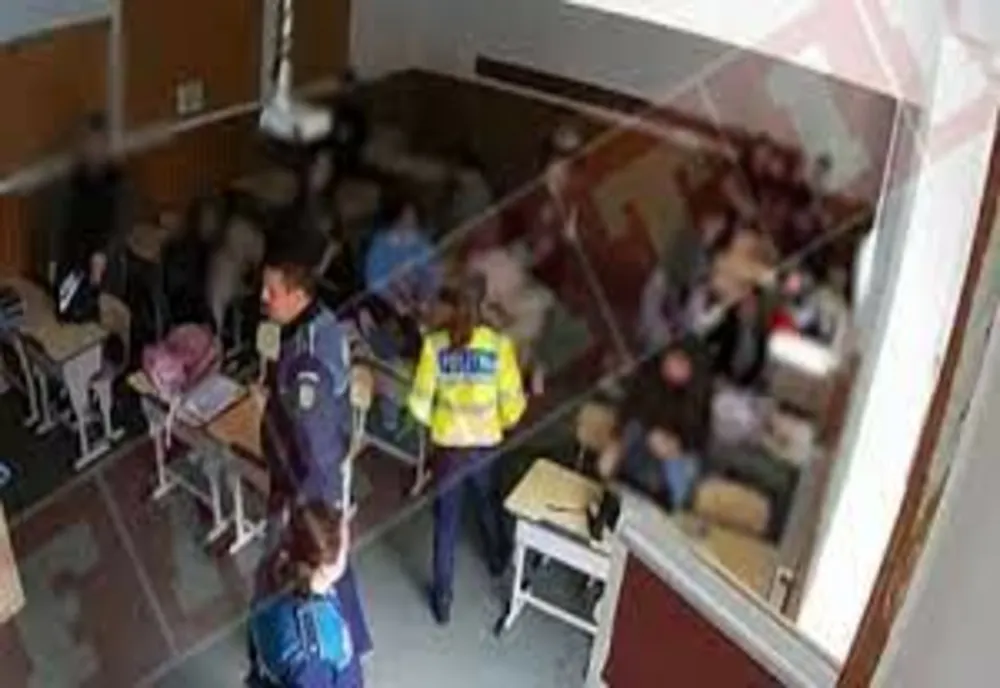 Elevi minori, percheziționați de arme albe de către polițiști, într-o școală din Ilfov 