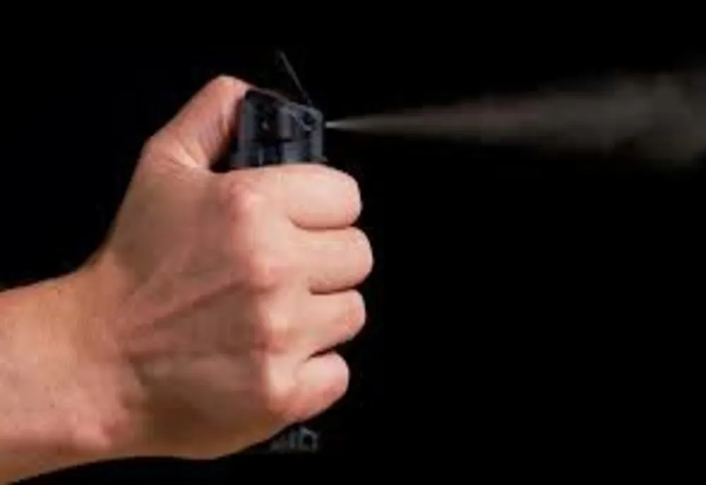Un elev care a dat cu spray lacrimogen pe holul unei școli din Chitila şi-a rănit două colege