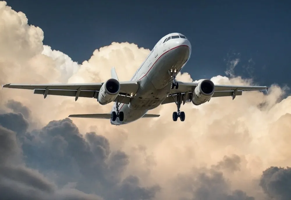 Situație de urgență la bordul unui avion ce zbura spre București. O femeie a născut în avion