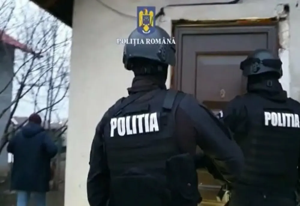 Doi bărbați din Ilfov reținuți în cazul furtului unui ceas dintr-o locuință din Ploiești