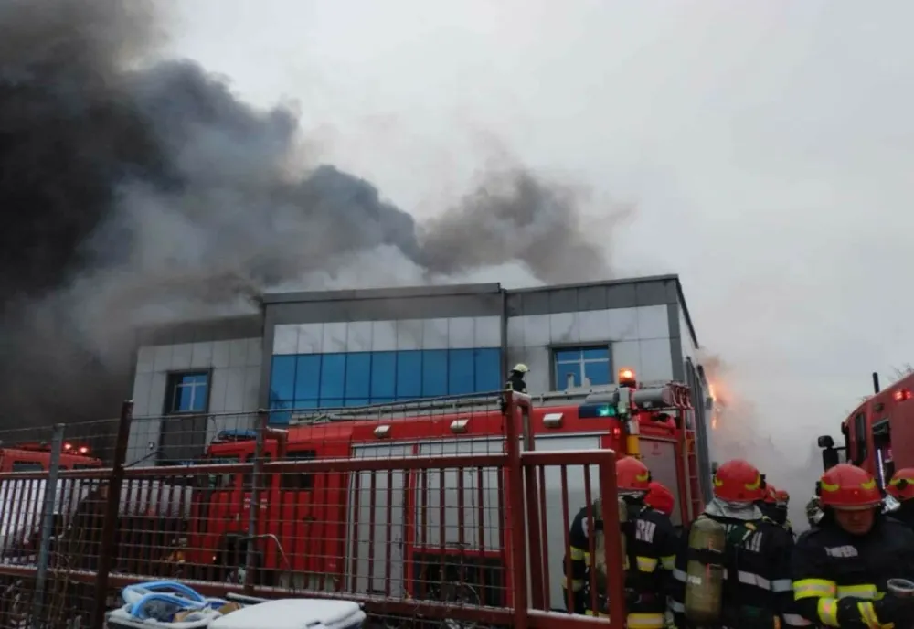 Ilfov. Incendiu cu degajări mari de fum la un depozit din Voluntari. Locuitorii, avertizați prin RO-ALERT