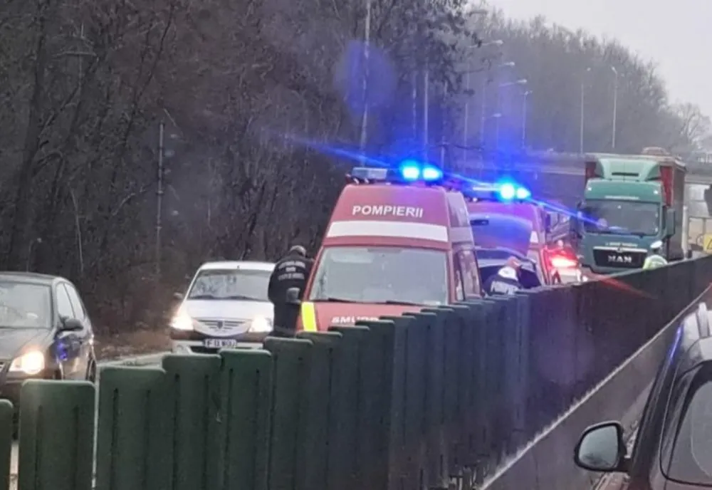 Trei persoane transportate la spital după ce un copac a căzut pe Șoseaua de Centură, în apropiere de Voluntari