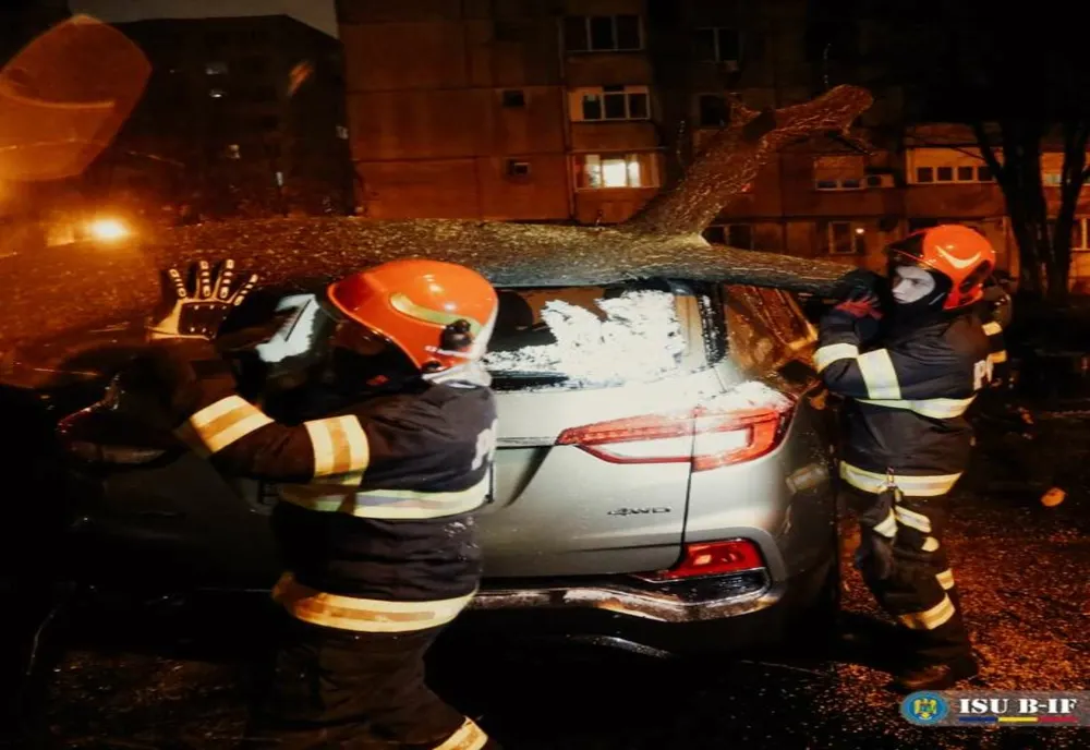 ISUBIF. 38 de autoturisme avariate în Bucureşti şi Ilfov, din cauza fenomenelor meteo