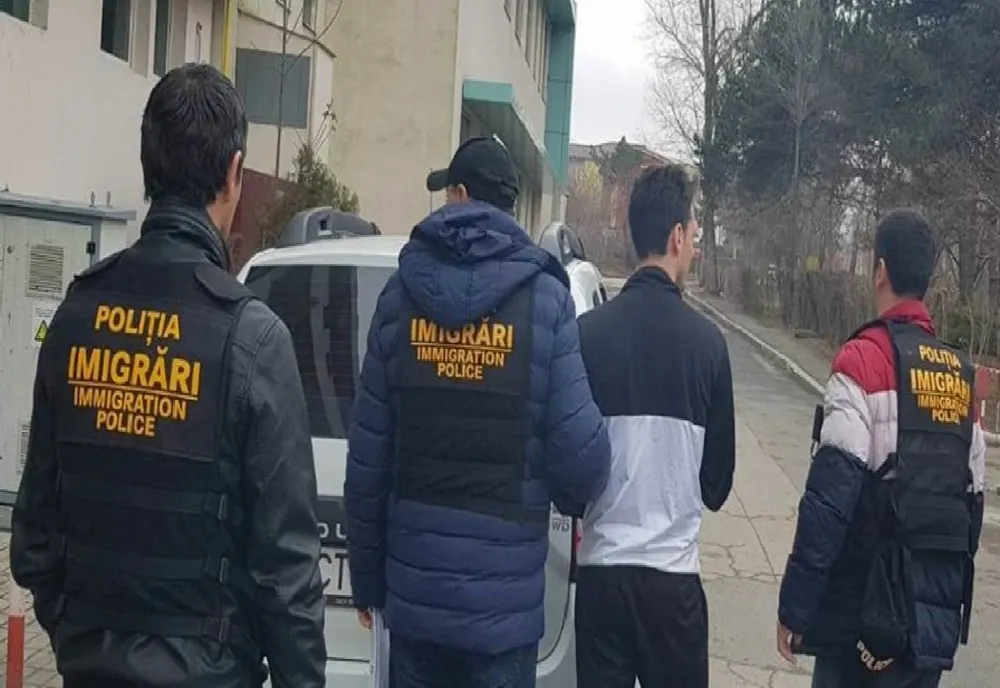 Doi bărbaţi din Pakistan şi trei din Nepal au fost îndepărtaţi sub escortă de poliţiştii din cadrul Centrului Otopeni