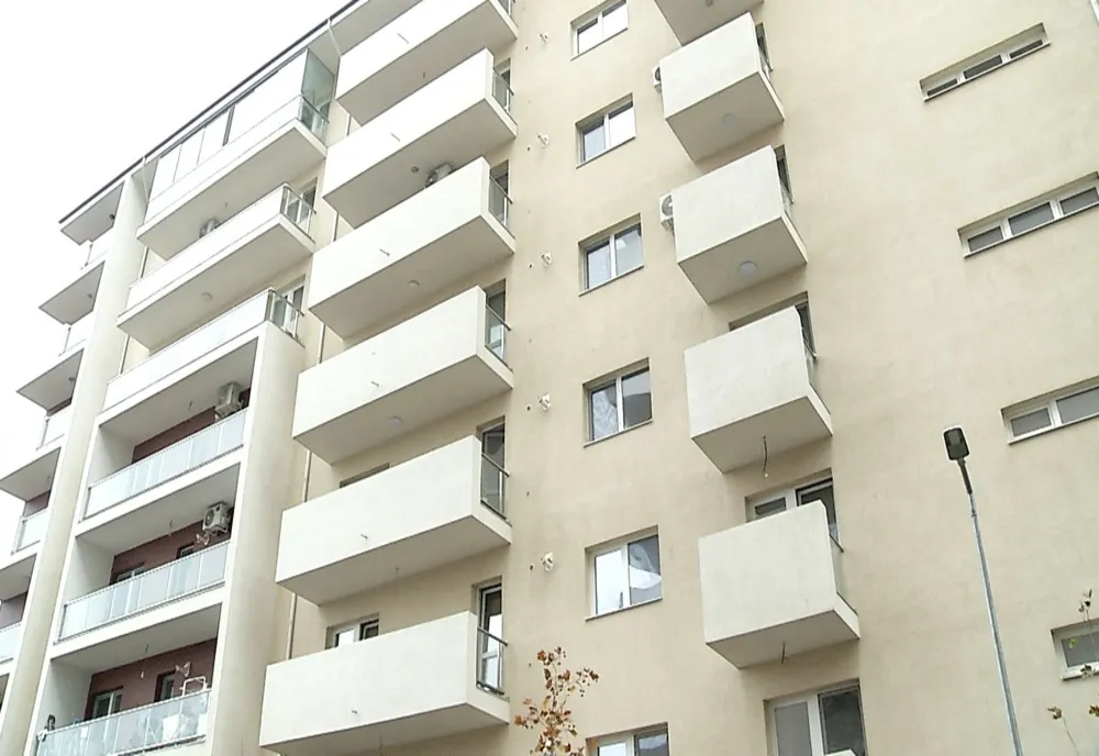 O grupare de proxeneți din Ilfov și-a ridicat un complex de blocuri în București cu banii obținuți de victime
