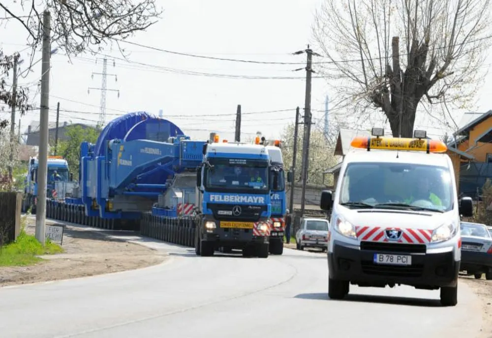 Transport agabaritic în Ilfov. Vehiculul transportă o instalaţie de foraj