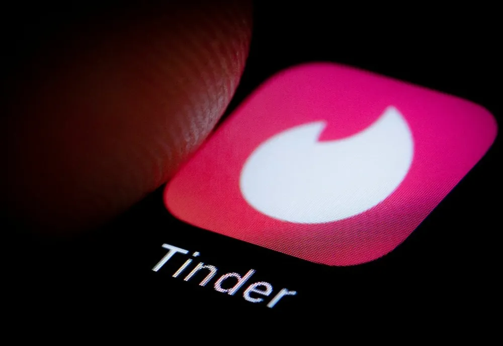 Femei înșelate de către un individ cunoscut pe Tinder. Bărbatul a fost prins de polițiști la Sinaia