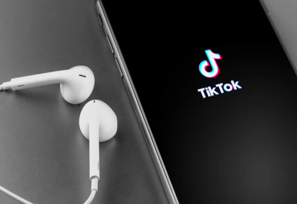 TikTok întărește regulile: măsuri noi împotriva rețelelor care promovează ură și violență