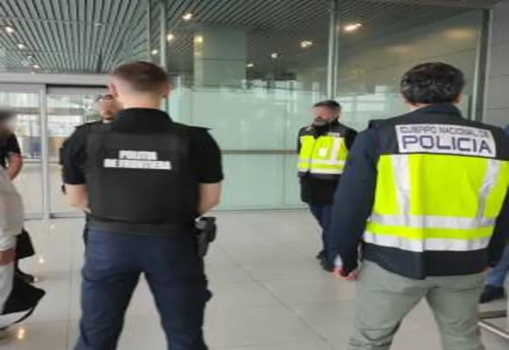 Urmărit internaţional, pentru omor, tentativă de omor, trafic de migranţi şi trecerea fruduloasă a frontierei de stat, adus sub escortă pe Aeroportul Otopeni