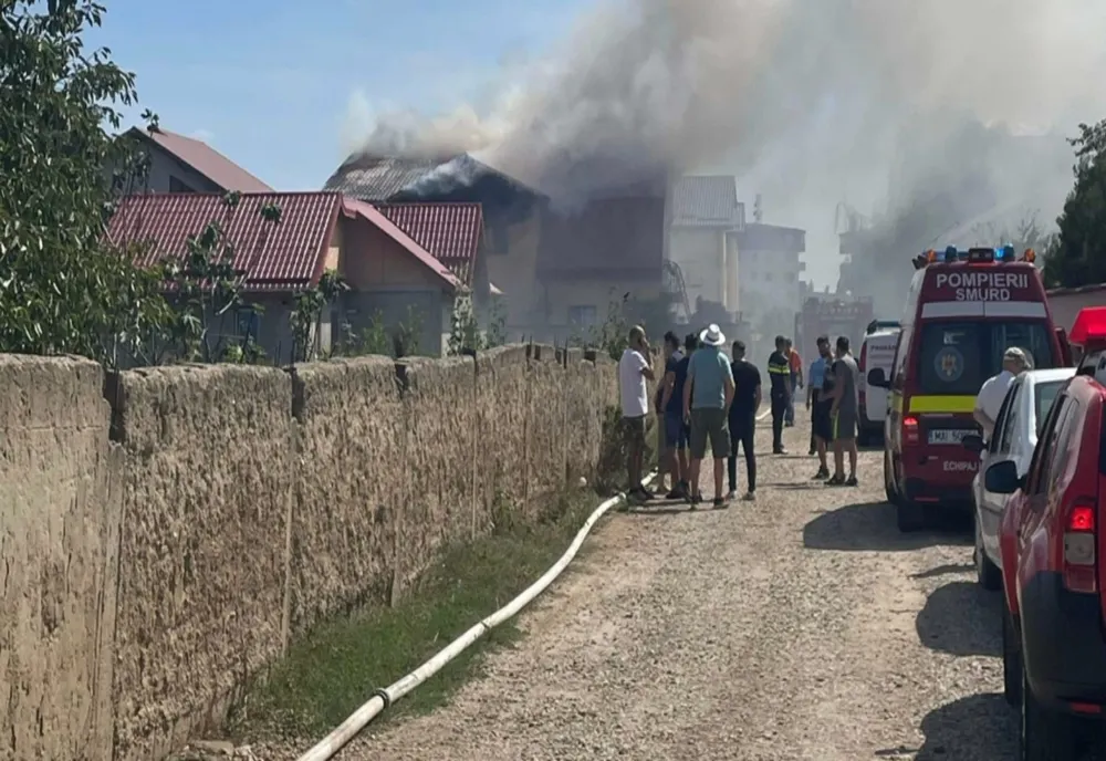 Incendiu la o casă în Pantelimon. Două persoane, transportate la spital cu arsuri