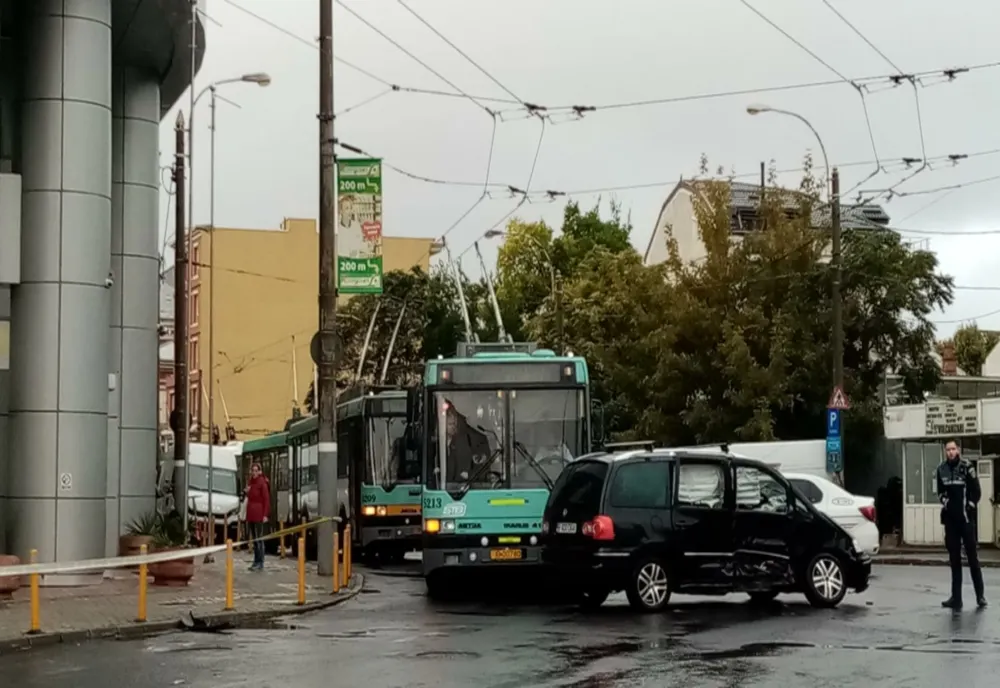 Hos în traficul din Capitală, luni dimineață! 15 troleibuze blocate în apropiere de Piața Victoriei - Val de accidente