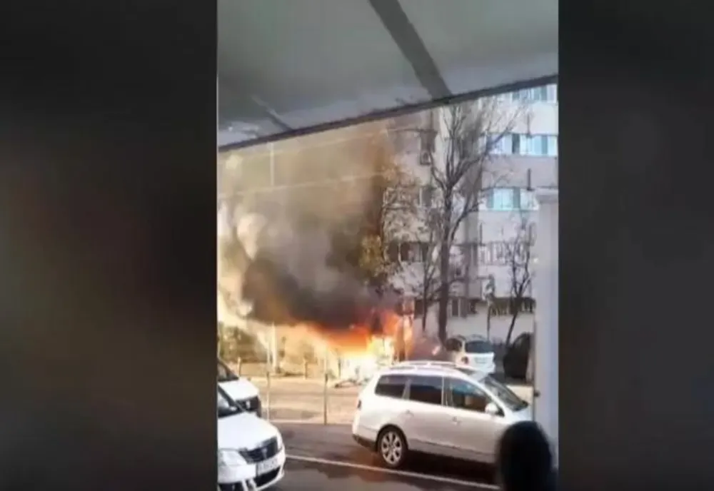 O mașină a explodat în București - Martorii susțin că ar fi fost o persoană în interiorul automobilului