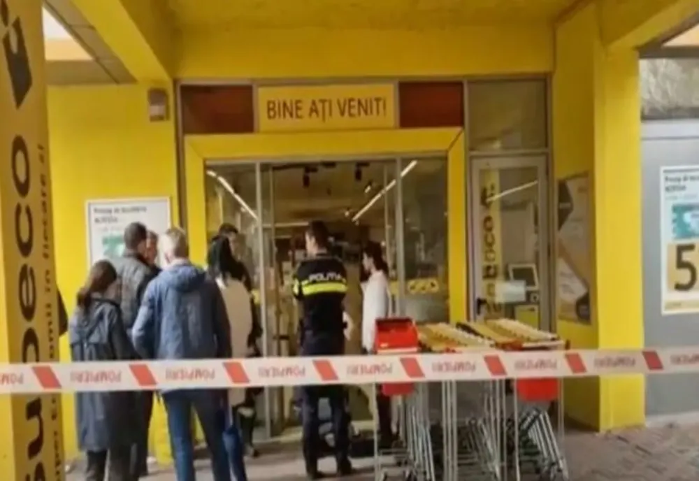 Tavanul unui supermarket din București s-a desprins și a căzut în capul unei cliente în vârstă de 70 de ani