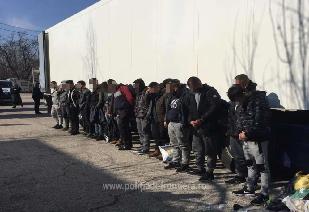 PE MĂSURĂ CE REBELII AVANSEAZĂ, MII DE SIRIENI FUG DIN ORAȘUL HOMS