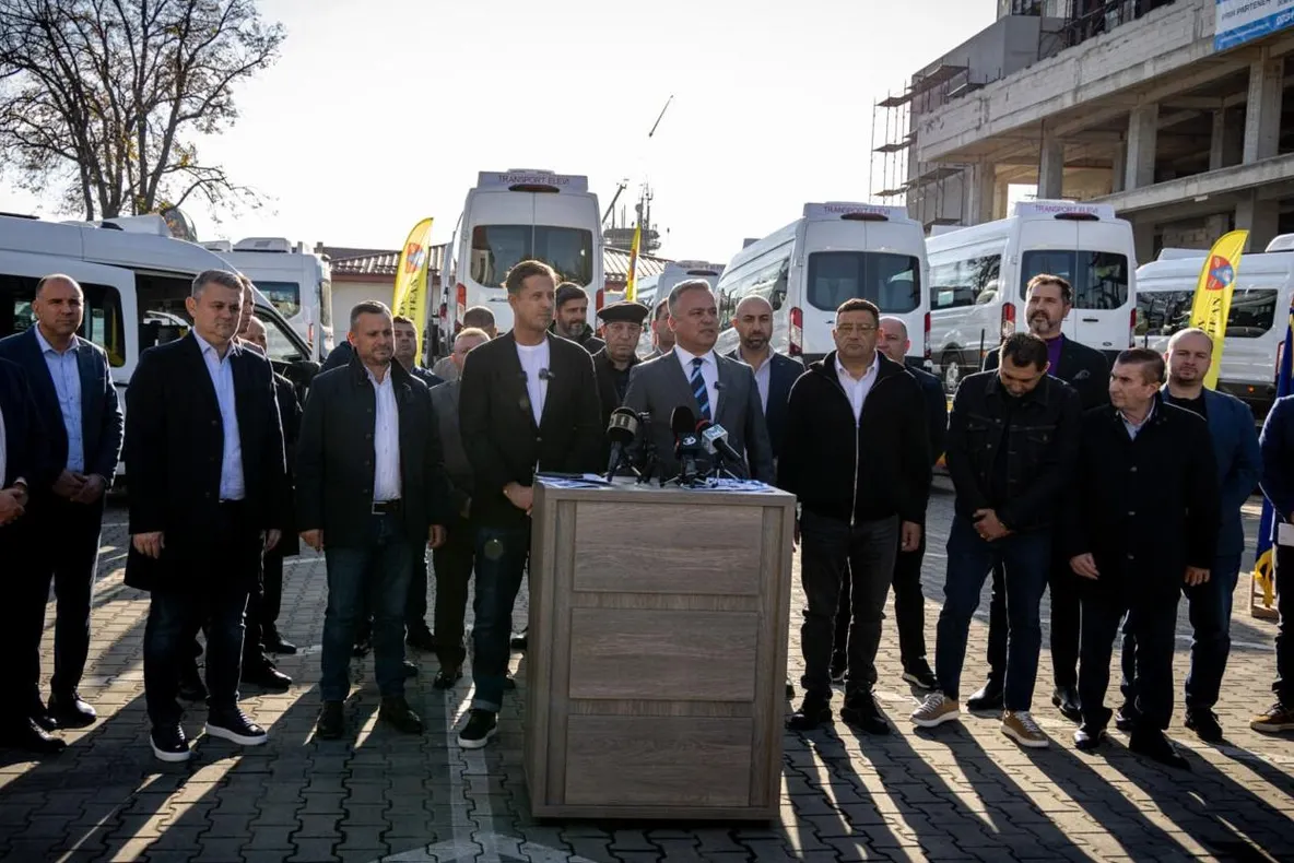 MICROBUZE ELECTRICE LA SUPRAPREȚ ȘI ÎN JUDEȚUL ILFOV: BANII PNRR, ÎNGROPAȚI ÎN CURȚILE ȘCOLILOR