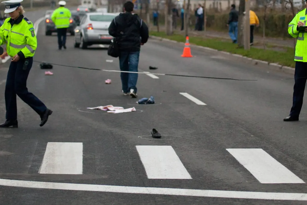 ACCIDENT GRAV ÎN OTOPENI.O FEMEIE A FOST GRAV RĂNITĂ PE TRECEREA DE PIETONI. ȘOFERUL A FUGIT