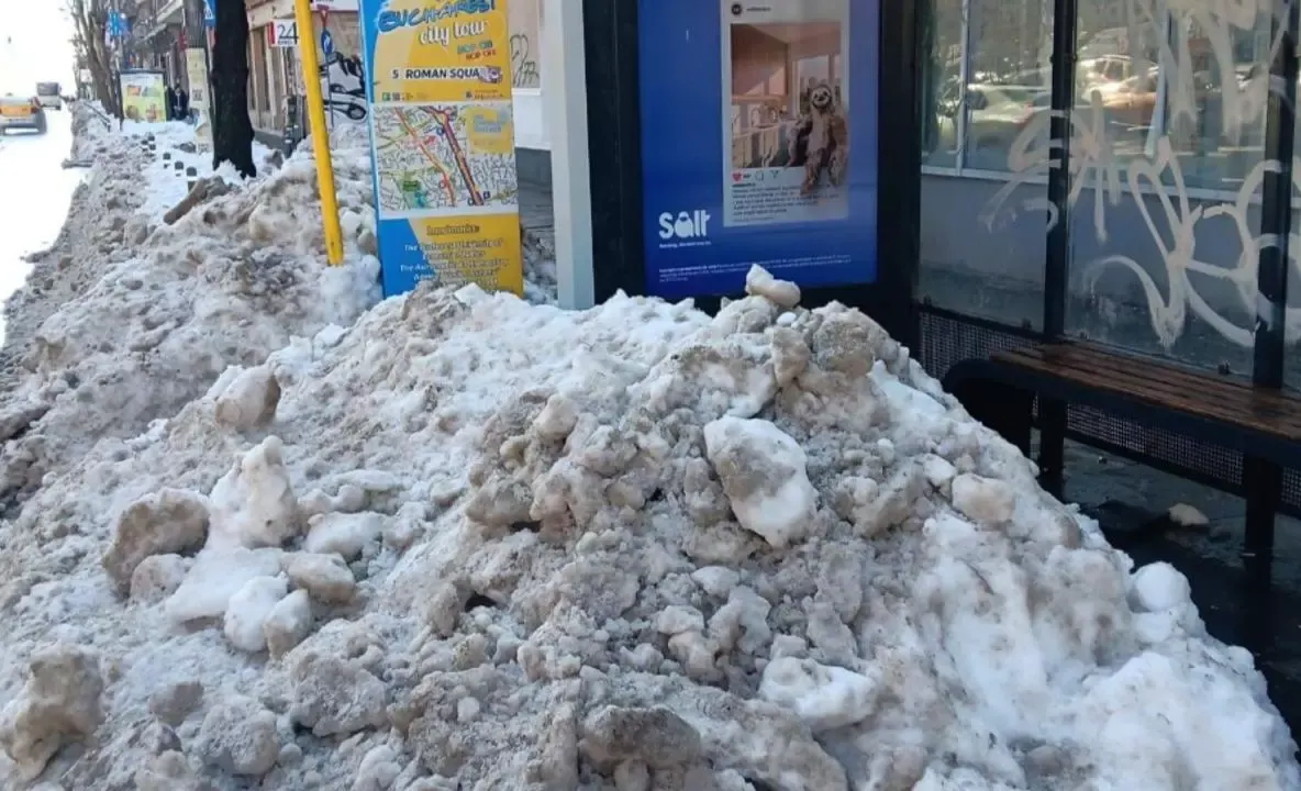 Munți de zăpadă pe trotuarele din Capitală. Indiferență maximă din partea autorităților