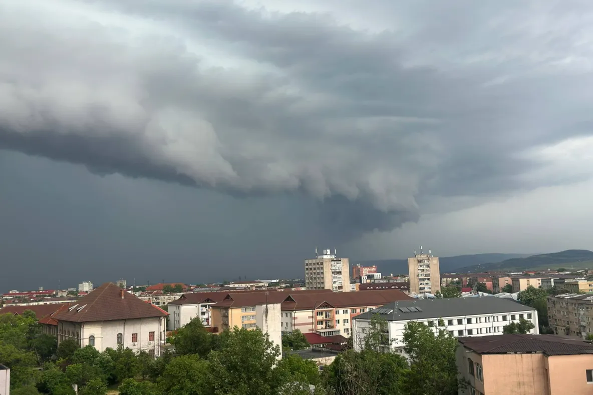 Furtuni și caniculă în București: rafale de peste 80 km/h joi după-amiază