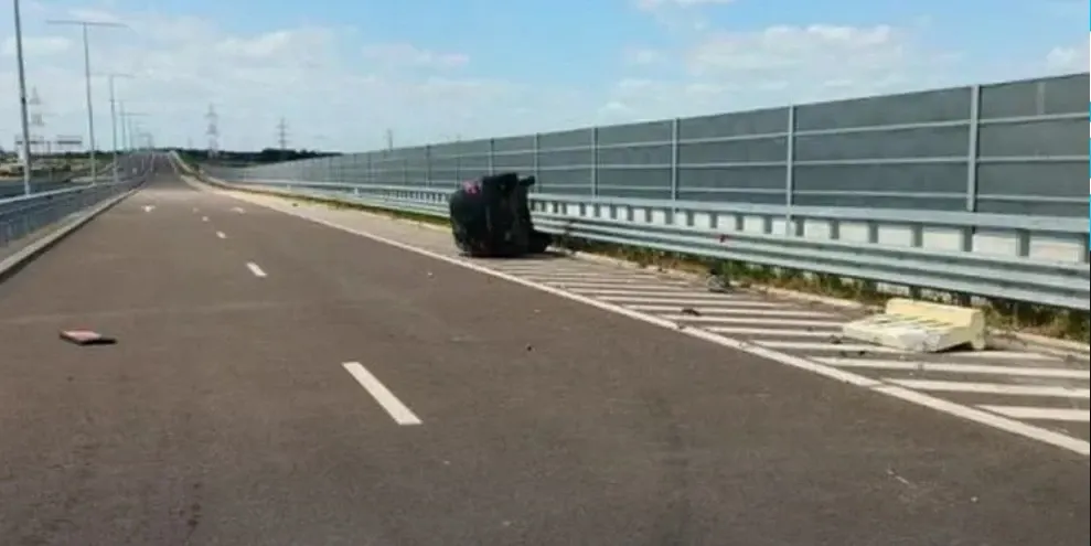 Un autoturism s-a răsturnat și a luat foc pe A2