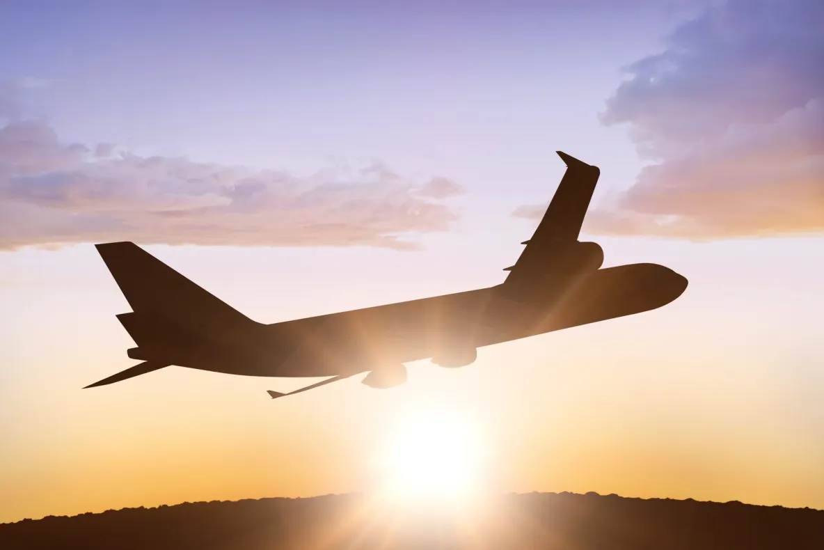 Paradox în aviație: combustibil mai ieftin, dar prețurile biletelor rămân neschimbate