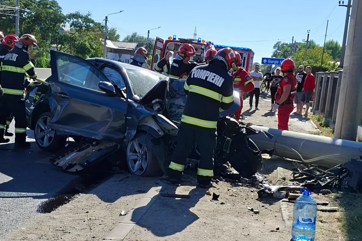 Scene de groază pe DN5, la Jilava, după un accident grav. Mașina, distrusă complet după ce a intrat într-un stâlp