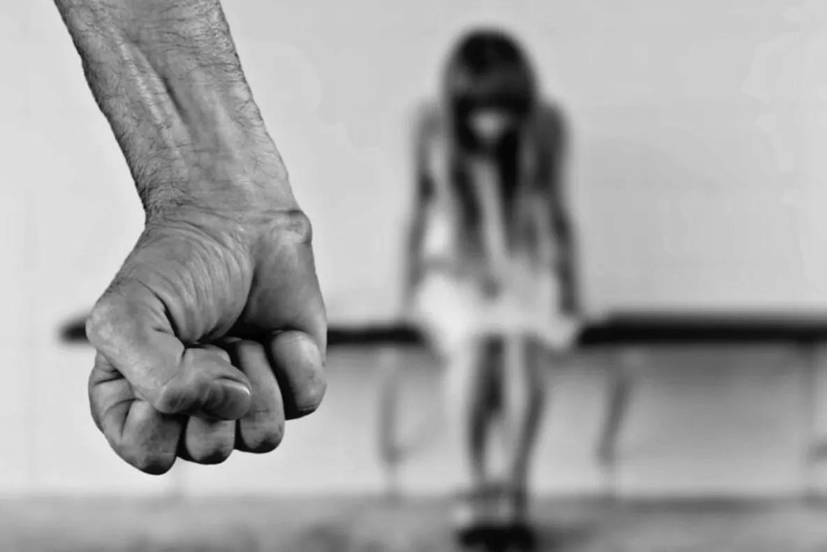 Fetiță din București, agresată sexual ani la rând de concubinul bunicii. Bărbatul a fost arestat preventiv