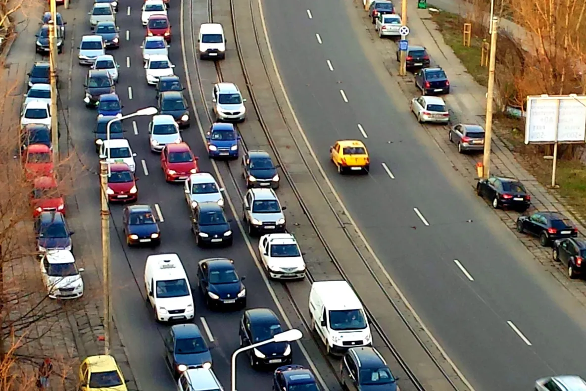 Surpare pe bulevardul Mareșal Averescu din București. Traficul a fost deviat din cauza avariei