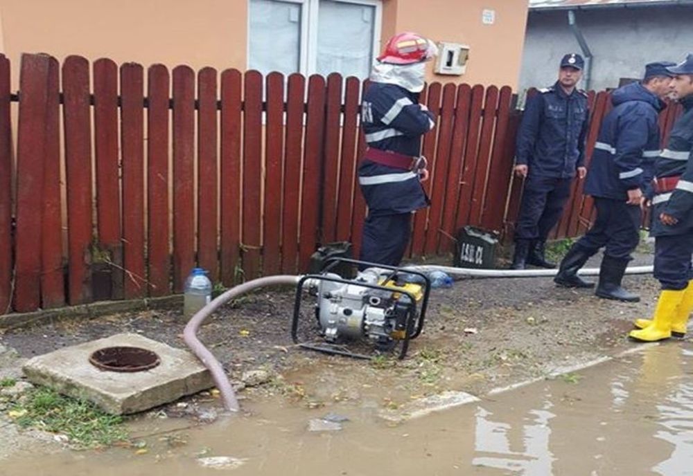 56 de localități din 17 județe, afectate de ploile abundente