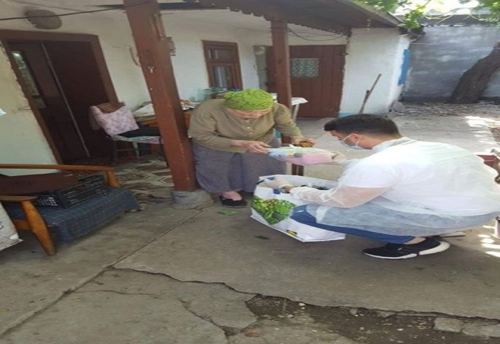 Pachete cu alimente de bază și produse de igienă pentru nevoiașii din Pantelimon