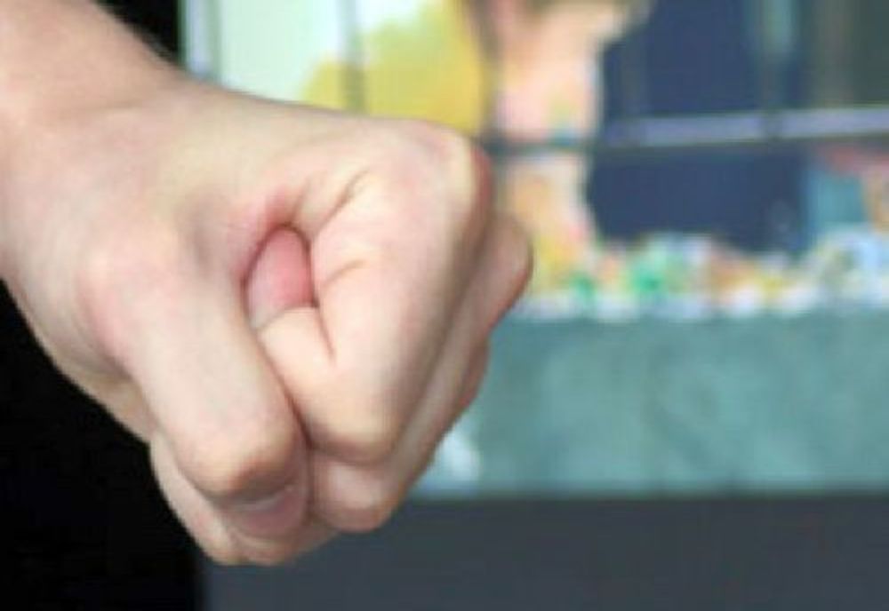 Conflict la Balotești. Și-a agresat concubina, dar și pe mama acesteia