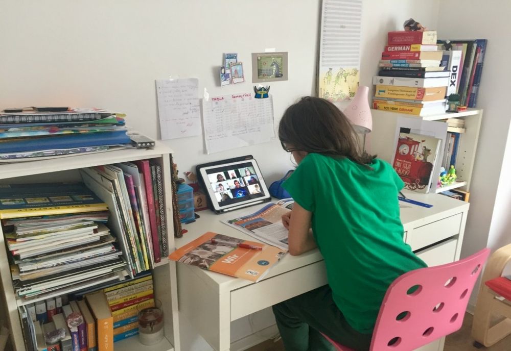 Părinţii ar putea beneficia de zile libere plătite în perioadele în care copiii lor învață online 