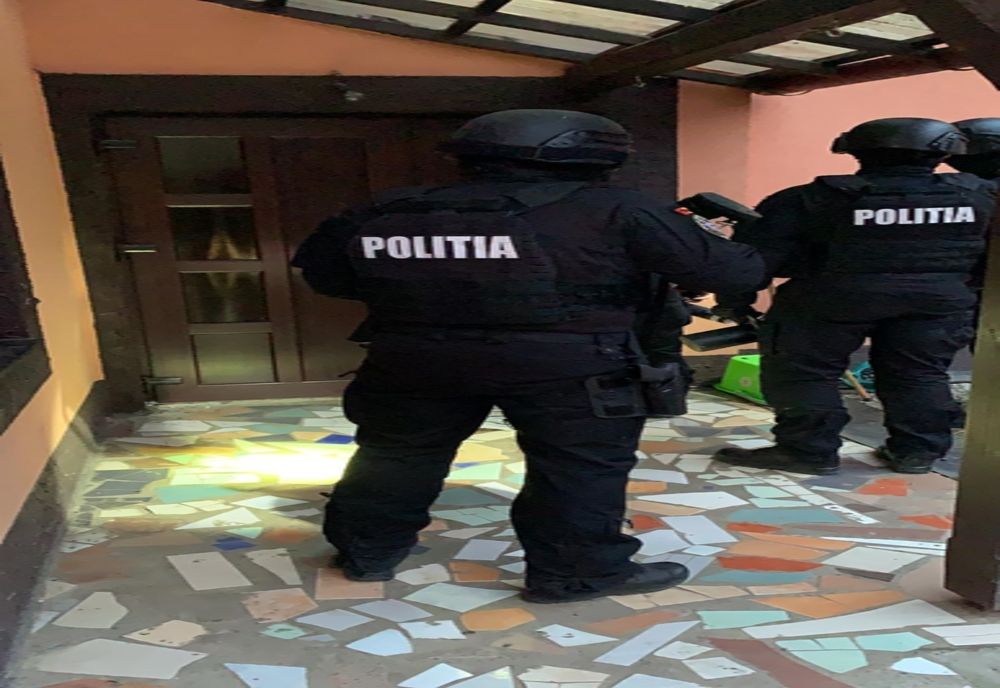 Zece persoane reținute și două sub control judiciar pentru constituirea unui grup infracțional organizat specializat în săvârşirea infracţiunilor de şantaj şi abuz în serviciu